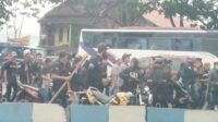 Seratusan Ormas Berbaju Hitam Bawa Sajam Mau Masuk Sukabumi