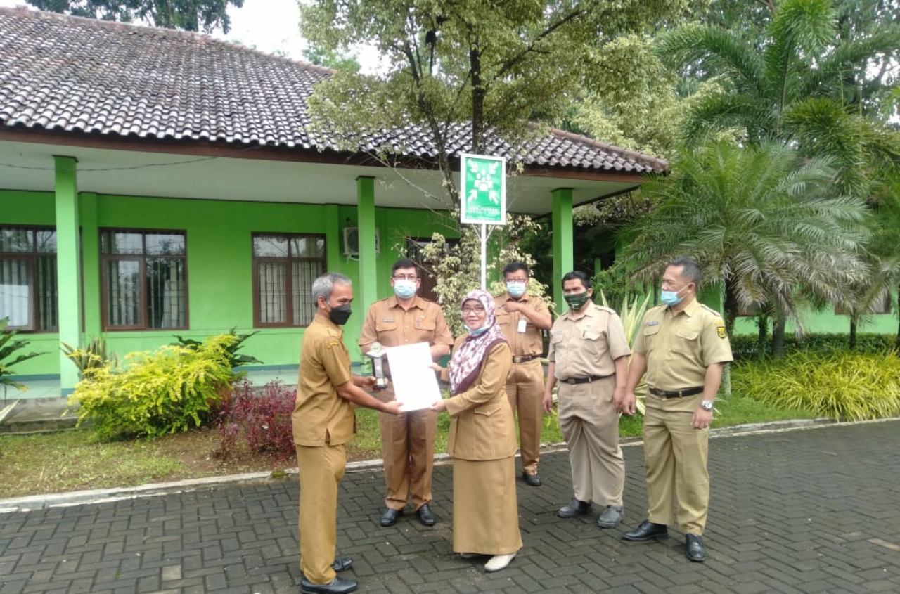 PENGHARGAAN: Kepala Dinas Lingkungan Hidup Kabupaten Sukabumi, Dedah Herlina saat memberikan penghargaan kepada kepala sekolah yang berprestasi dalam bidang lingkungan tingkat provinsi.