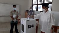 Didampingi Istri dan Cucu, Calon Bupati Sukabumi Abu Bakar Sidik Nyoblos di TPS 17 Al-Masturiyah