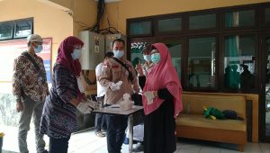 Adjo Sarjono dan Keluarga Mencoblos di RSUD Sekarwangi