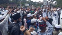 Massa Habib Rizieq Datangi Polsek Megamendung, Nyatakan Siap Ditahan