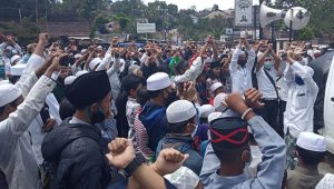 Massa Habib Rizieq Datangi Polsek Megamendung, Nyatakan Siap Ditahan