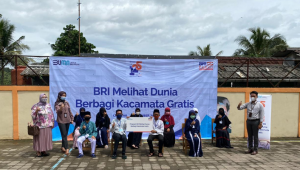 BRI Cabang Cibadak Melihat Dunia, Bagikan 30 Kacamata Gratis ke SDIT dan SMP IT Al Ummah serta SMP IT PASIM