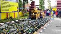 Polres Sukabumi Gilas Puluhan Ribu Botol Minuman Haram
