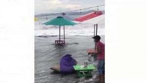Fenomena Pasang Laut Bikin Panik Wisatawan Pantai Cipatuguran Sukabumi