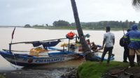 Perahu Pencari Benur Terbalik di Muara Keusik Urug Sukabumi