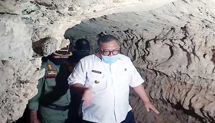 Bupati Sukabumi, Marwan Hamami saat meninjau lokasi gua situs purbakala.