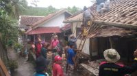 Tiga Pilar Robohkan Rumah Warga Miskin Jampang Tengah