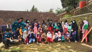 BEM Se- Sukabumi Hibur Anak Korban Bencana Pergerakan Tanah