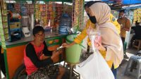 Prodi Public Relations Ummi Bagi-bagi Masker dan Handsanitizer