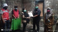PMI Kota Sukabumi Serahkan Bantuan Logistik Korban Kebakaran di Benteng
