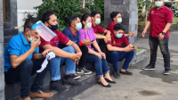 Nekat Buka saat PPKM, Tempat Karaoke Ini Disegel Petugas