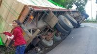 Supir Oleng, Mobil Truk Terjungkir di Jalan Bantarmuncang, Begini Kondisinya