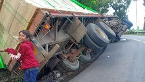 Supir Oleng, Mobil Truk Terjungkir di Jalan Bantarmuncang, Begini Kondisinya