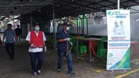 Demi Putus Penyebaran COVID19, PMI Kota Sukabumi Semprot Kantor BPJAMSOSTEK