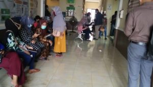 Warga Membludak dan Tak Hiraukan Prokes di Pengadilan Agama Karawang