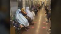 Viral Dua Wanita Salat Subuh di Dalam KRL Bogor-Jakarta, Netizen pun Memuji