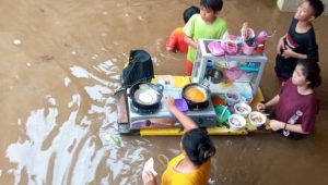 Warga Jakarta Memasak di Tengah Banjir, Fotonya Viral