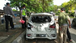 Oleng, Minibus Hantam Gerobak dan Mobil Parkir, Begini Cerita Saksi Mata