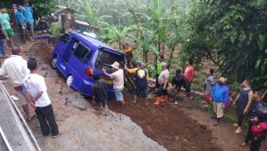 Longsor di Nagrak Hantam Angkot Hingga Terjungkir