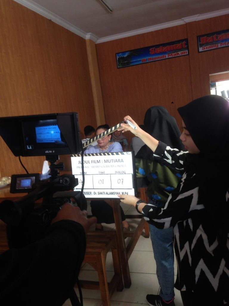 PROMOSI: Proses pengambilan gambar dalam pembuatan film pendek yang diperankan oleh para pelajar SMA Muhammadiyah Sukabumi yang berkolaborasi dengan jajaran UMMI.