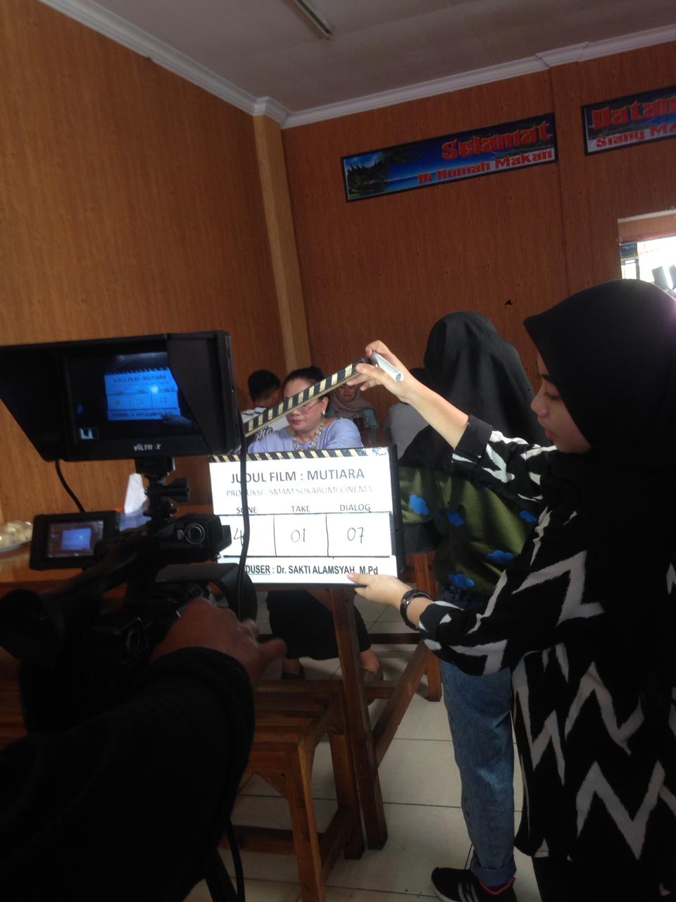 PROMOSI: Proses pengambilan gambar dalam pembuatan film pendek yang diperankan oleh para pelajar SMA Muhammadiyah Sukabumi yang berkolaborasi dengan jajaran UMMI.