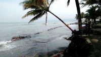 Puluhan Rumah di Bibir Pantai Cipatuguran Terancam