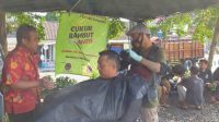 Pemotor Asal Bangka Belitung Cukur Rambut Gratis di Masjid Sukabumi