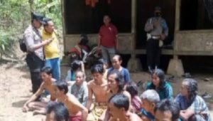 Ritual Mandi Bareng Tanpa Busana Aliran Hakekok Ditemukan Kondom Dan Jimat