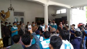 Tolak Pembayaran THR di Cicil, Buruh Kepung Pendopo dan Kantor Disnakertrans