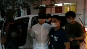 Munarman Tiba di Rutan, Matanya Ditutup, Tangannya Diborgol, Begini Penampakannya