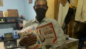Seperti Sahabat Nabi, Walikota Sukabumi Bagikan Sembako di Malam Takbir