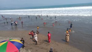 Pantai Selatan Palabuhanratu Kembali ‘Disemuti’ Wisatawan, Petugas Langsung Lakukan Ini