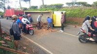 Banting Setir Hindari Mobil Box, Truk Bermuatan Genting Terguling di Cigaru