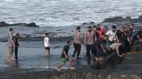 Asik Berselfi, Pasutri Mangkalaya Digulung Ombak Pantai Karanghawu