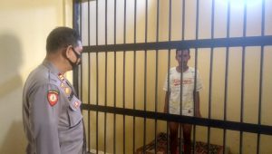 Apes, Herman Disikat Massa Usai Ketahuan Cokel Jendela Warga Palabuhanratu