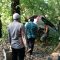EVAKUASI : Petugas Polsek Tegalbuleud bersama warga saat mengevakuasi mobil Toyota Avanza yang masuk kedalam jurang di Jalan Raya Cikaso, Desa Sumberjaya, Kecamatan Tegalbuleud pada Kamis (20/05/2021).