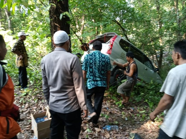 EVAKUASI : Petugas Polsek Tegalbuleud bersama warga saat mengevakuasi mobil Toyota Avanza yang masuk kedalam jurang di Jalan Raya Cikaso, Desa Sumberjaya, Kecamatan Tegalbuleud pada Kamis (20/05/2021).