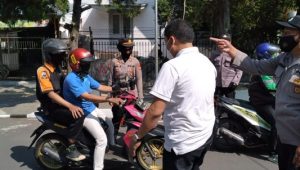 Petugas Gabungan, Halau Wisatawan Lokal Pelanggar Prokes dan Lalu Lintas di Jalan Salabintana