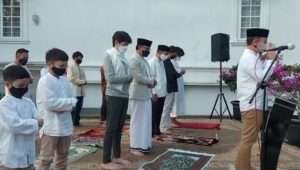 Walikota Bogor Gelar Salat Ied di Kediaman Pribadinya