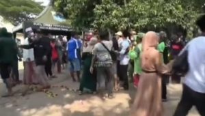 Ziarah Kubur Dilarang, Ratusan Warga Bobol Pintu Gerbang TPU