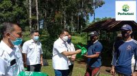 Kunjungan Kerja Direktur Perum Perhutani, Para Penyadap Getah Pinus Dapatkan Ribuan Paket Sembako