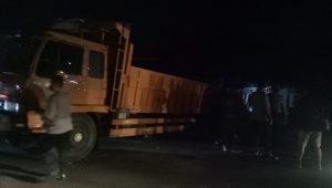 Niat Tambal Ban, Truk Malah Mundur Hantam Rumah Warga, Tiga Korbannya dilarikan ke Rumah Sakit