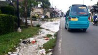 Air dan Sampah Tumpah ke Jalan Cikukulu