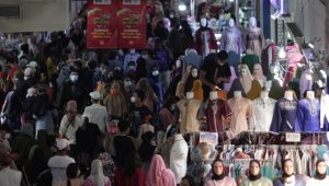 Jangan Terseyum, Kata Jubir Vaksinasi Covid-19 Kerumunan Beli Baju Baru Tidaklah Benar