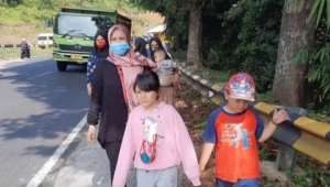 Sekeluarga Mudik Jalan Kaki Gendong Bayi Dari Bandung ke Ciawi, Prihatin Ngak ?