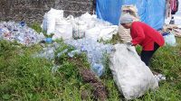 Kisah Keluarga Pemulung Tahunan yang Meraup Rezeki di Pantai Karanghawu Sukabumi