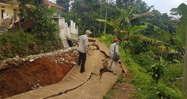 Petugas gabungan saat melakukan asesmen di lokasi bencana pergerakan tanah yang melanda wilayah Kedusunan Ciherang, Desa Cijangkar, Kecamatan Nyalindung, Kabupaten Sukabumi.