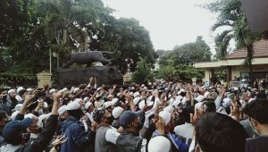 Simpatisan Habib Rizieq  Akhirnya Dipulangkan, Datangi PN Jakarta Timur Diamankan Polisi