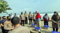 Polisi-Pedagang Promosi Prokes di Objek Wisata Sukabumi